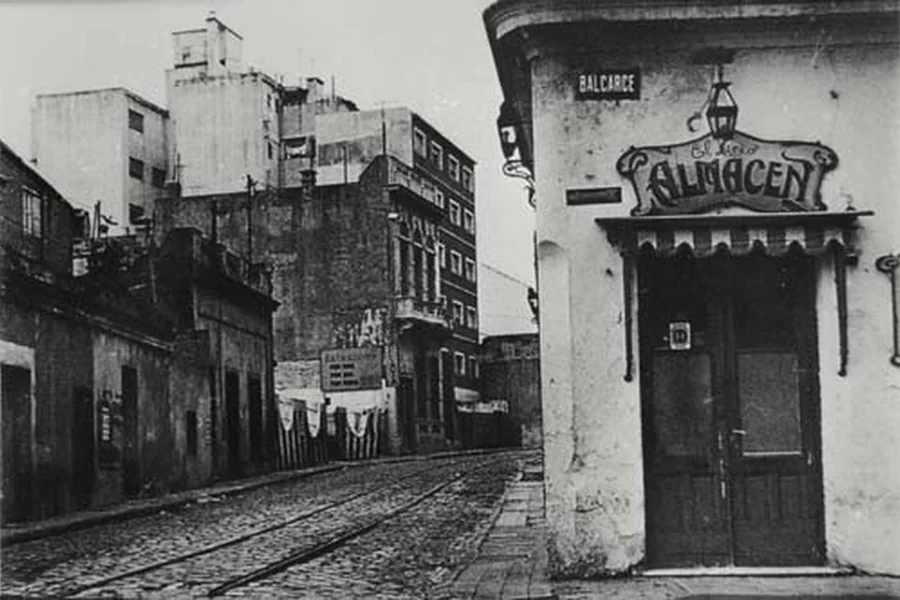 Una fotografía de archivo en blanco y negro de la esquina de la calle Balcarce y el cartel de El Viejo Almacén