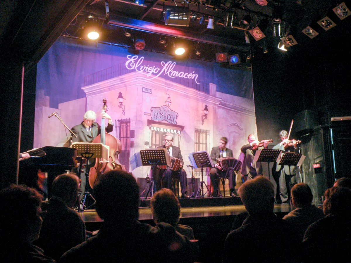 Un quinteto orquestal residente actuando en el escenario de El Viejo Almacén, San Telmo